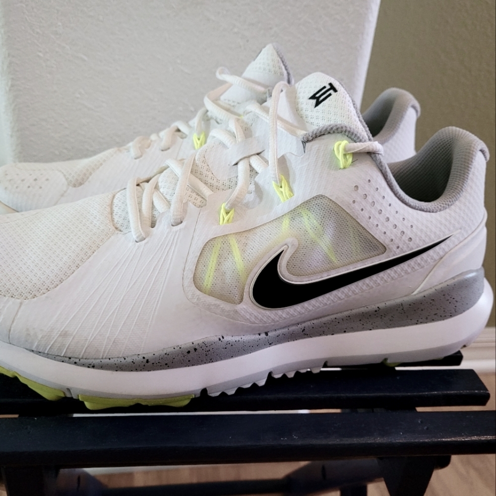 Nike TW spikeless golf shoes